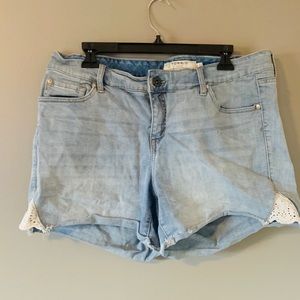 Light wash torrid short shorts with lace on sides